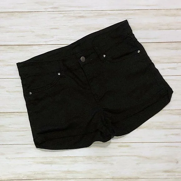 $10 CLEARANCE! H&M Black High Waisted Folded Cuff Shorts - Picture 3 of 7